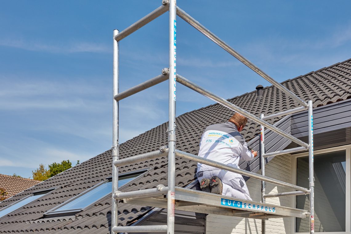 Schilder buiten aan het werk
